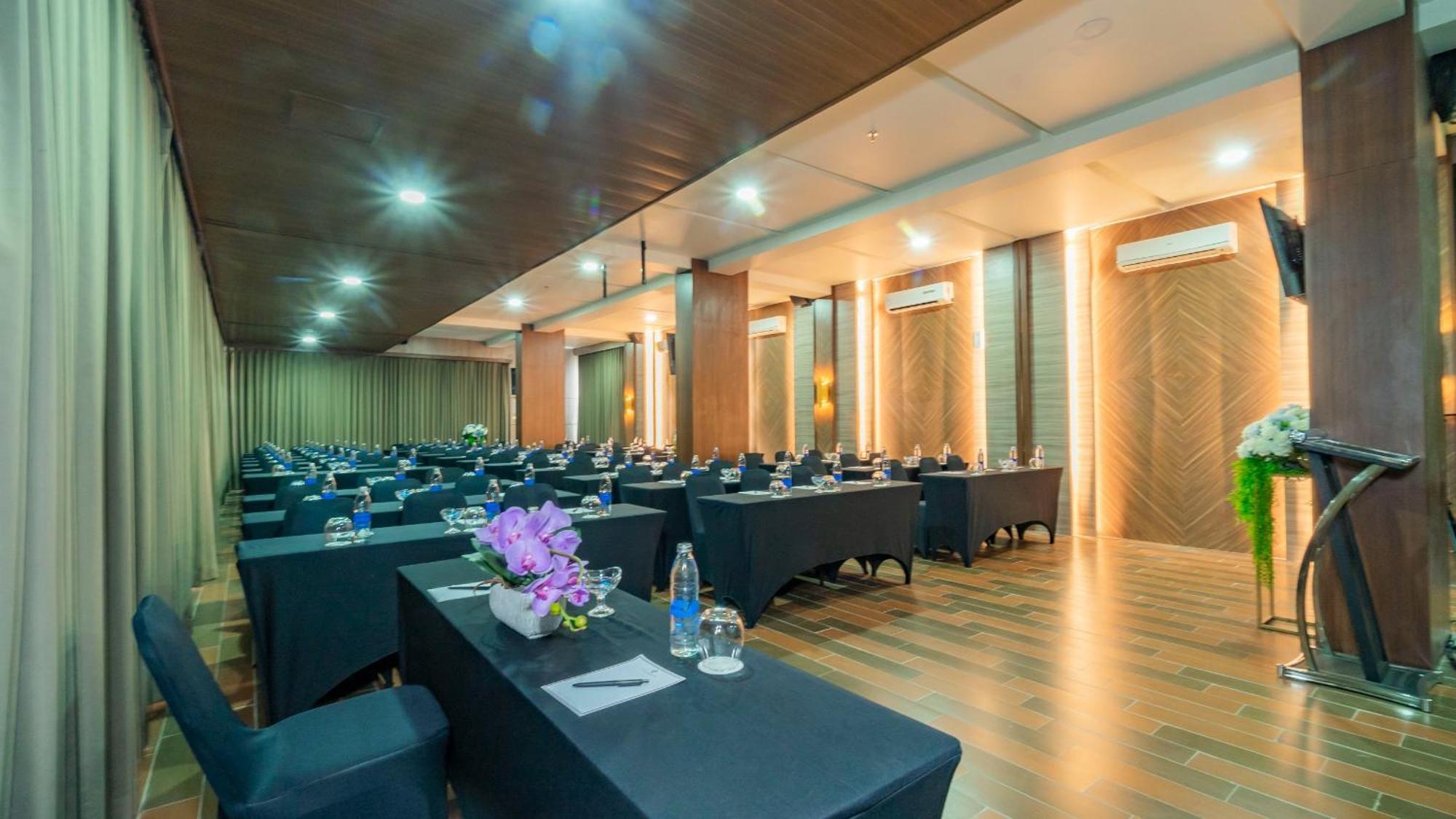 City Of Aventus Hotel - Denpasar エクステリア 写真
