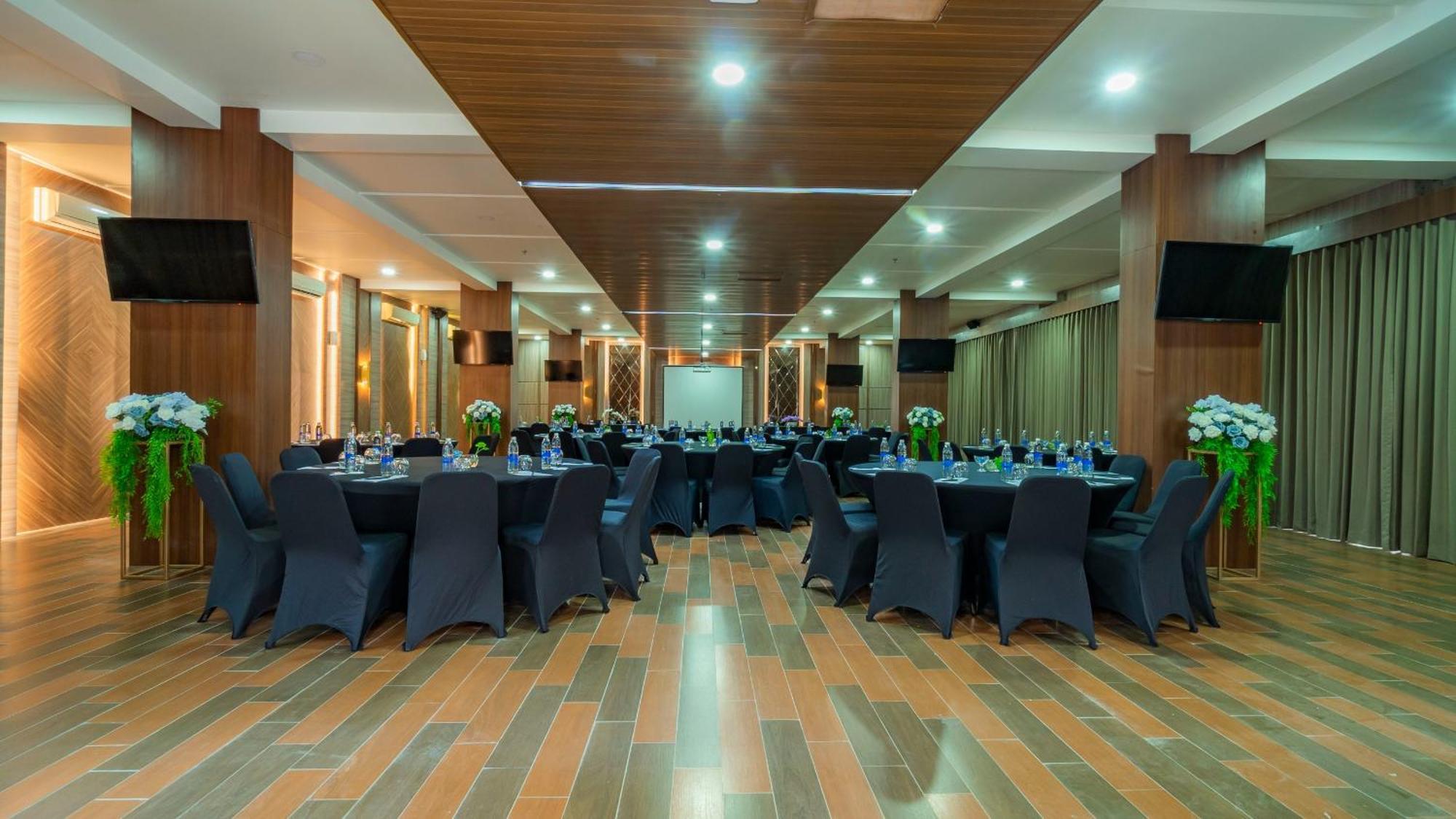 City Of Aventus Hotel - Denpasar エクステリア 写真