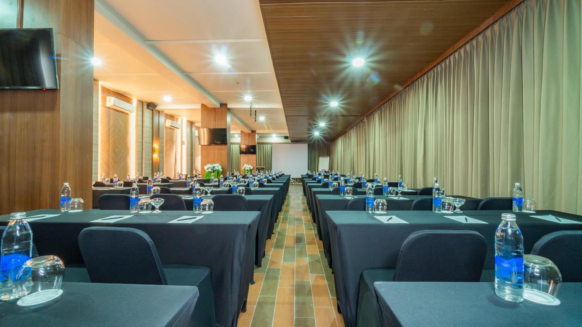 City Of Aventus Hotel - Denpasar エクステリア 写真